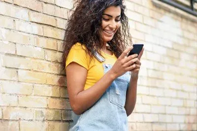 Woman texting on Badoo